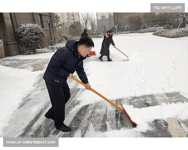 雪花干扰门将视线，裁判听取双方队长意见后同意中途清雪