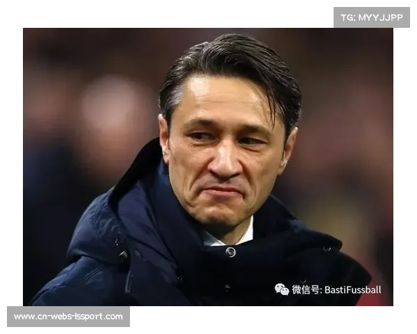 终场哨响，沃尔夫斯堡主帅尼科·科瓦奇颓然蹲地满脸无奈